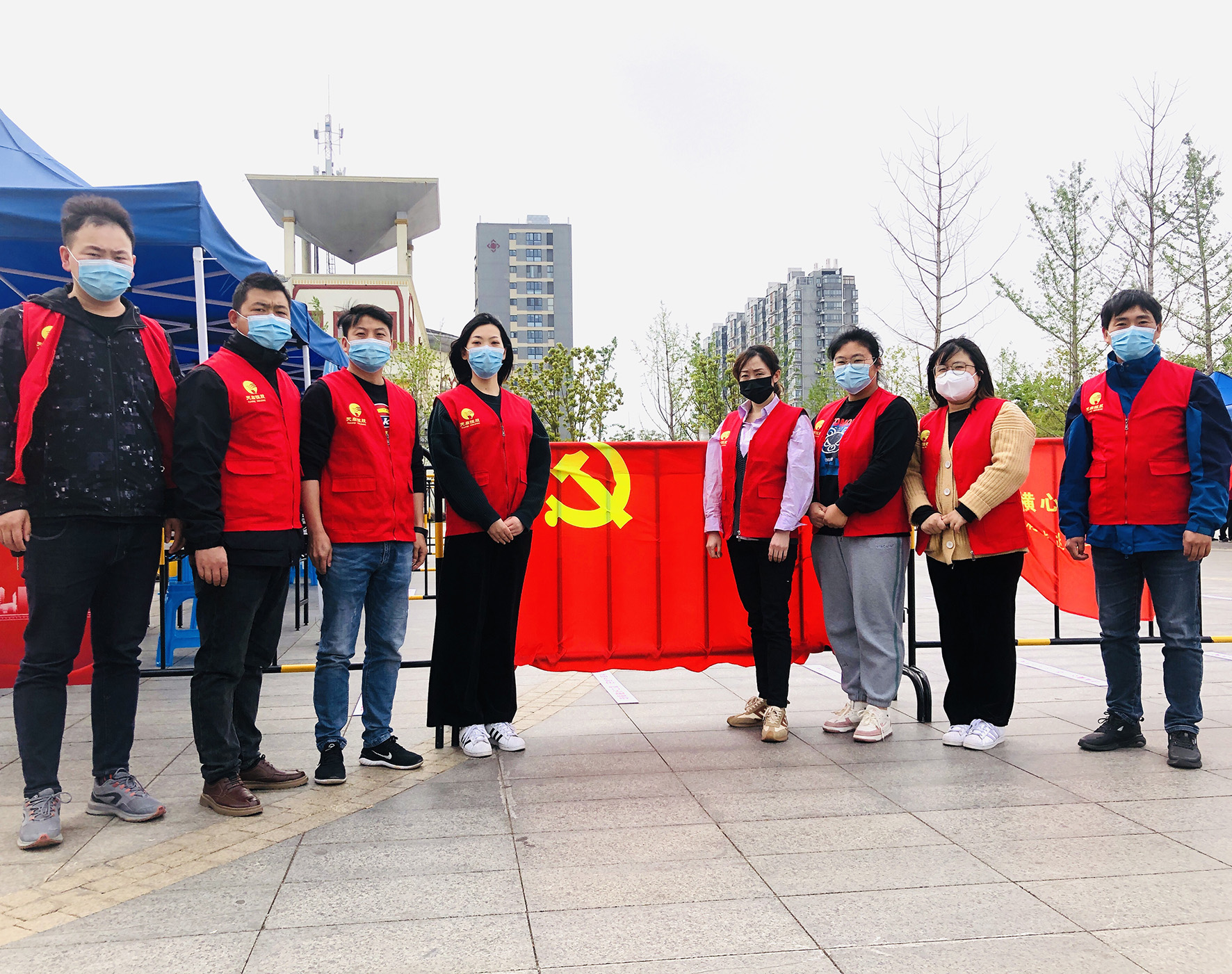 黨旗飄揚抗疫一線 志愿服務(wù)勇敢逆行